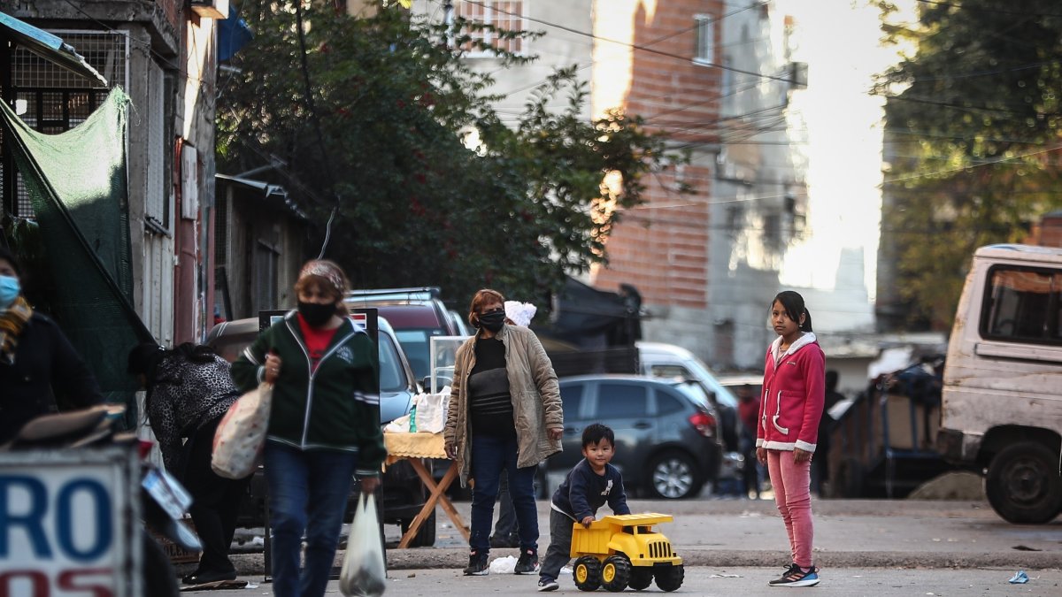 Niños juegan en el barrio Padre Rodolfo Ricciardelli, más conocido como villa 1-11-14, el 27 de mayo de 2021 en Buenos Aires (Argentina).