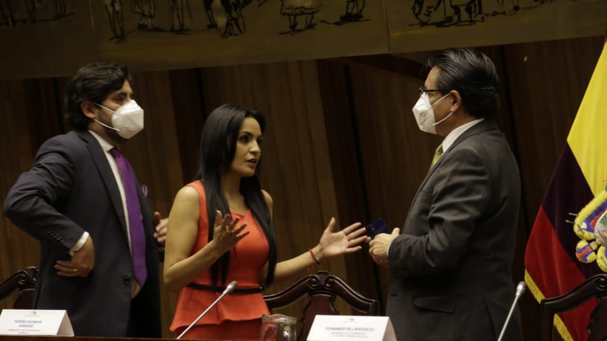 La legidsladora Yeseña Guamaní recibió información del presidente de la Comisión de Fiscalización, Fernando Villavicencio.