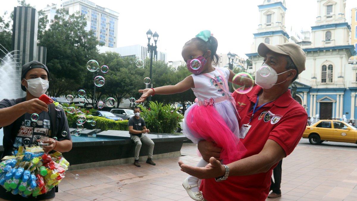 Jornada. Diferentes padres salieron con sus pequeños.
