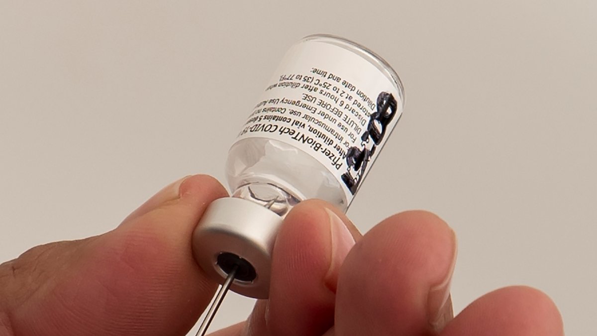 Detalle de la vacuna de Pfizer-BioNTechal contra la covid-19.