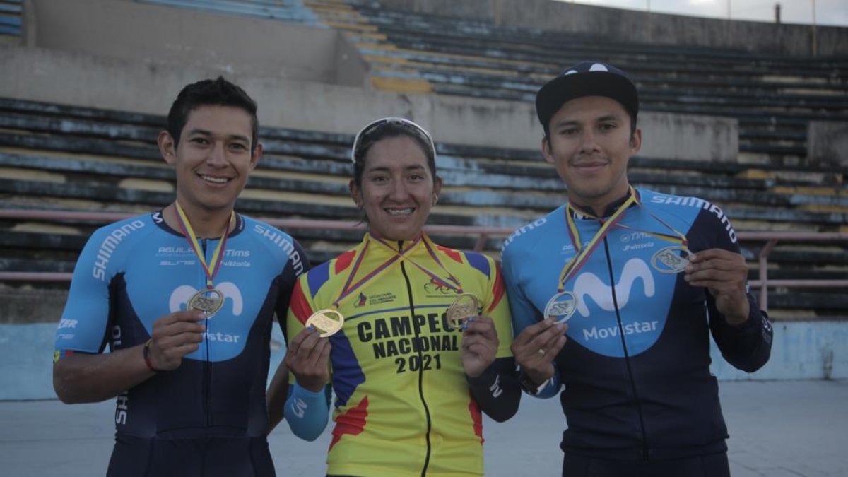 Miryam Núñez, campeona nacional de pista en las categorías de persecución individual y ómnium, junto a sus compañeros del Movistar Team Ecuador.