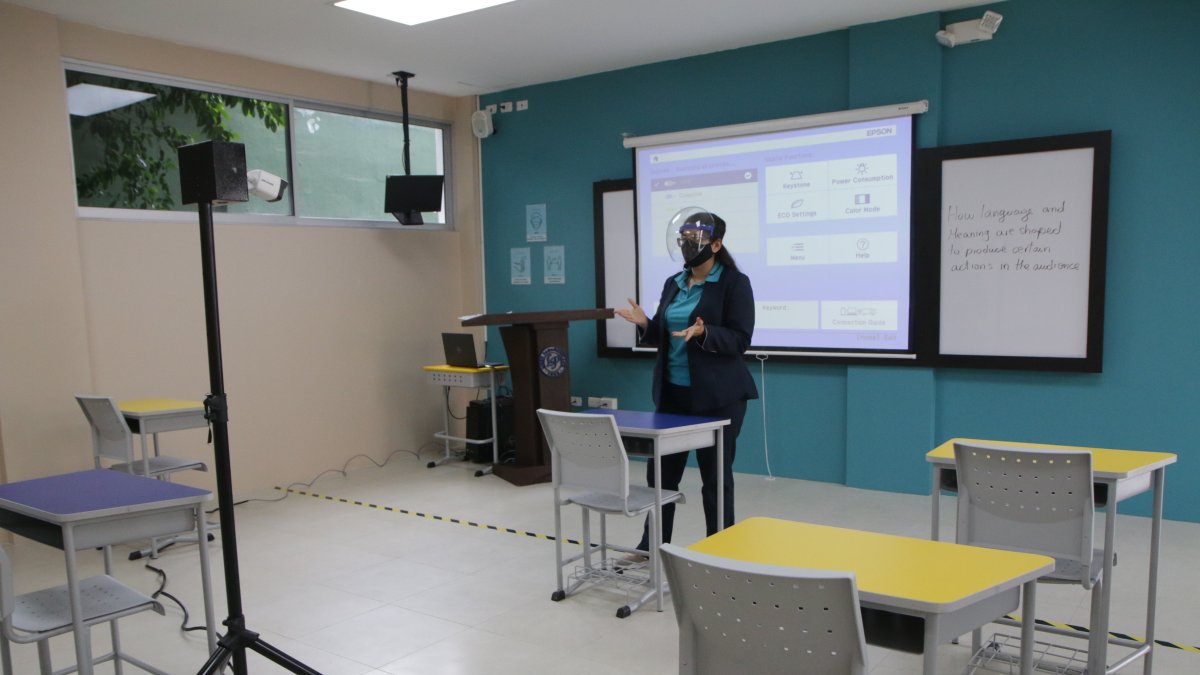 Las aulas del Liceo Panamericano cuentan con la tecnología necesaria para enseñar bajo la modalidad virtual y presencial.