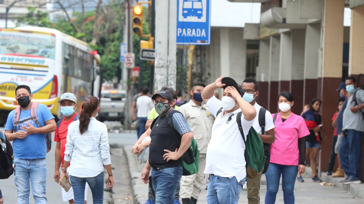 Desesperación. Al mediodía deja de haber buses en la urbe porteña.
