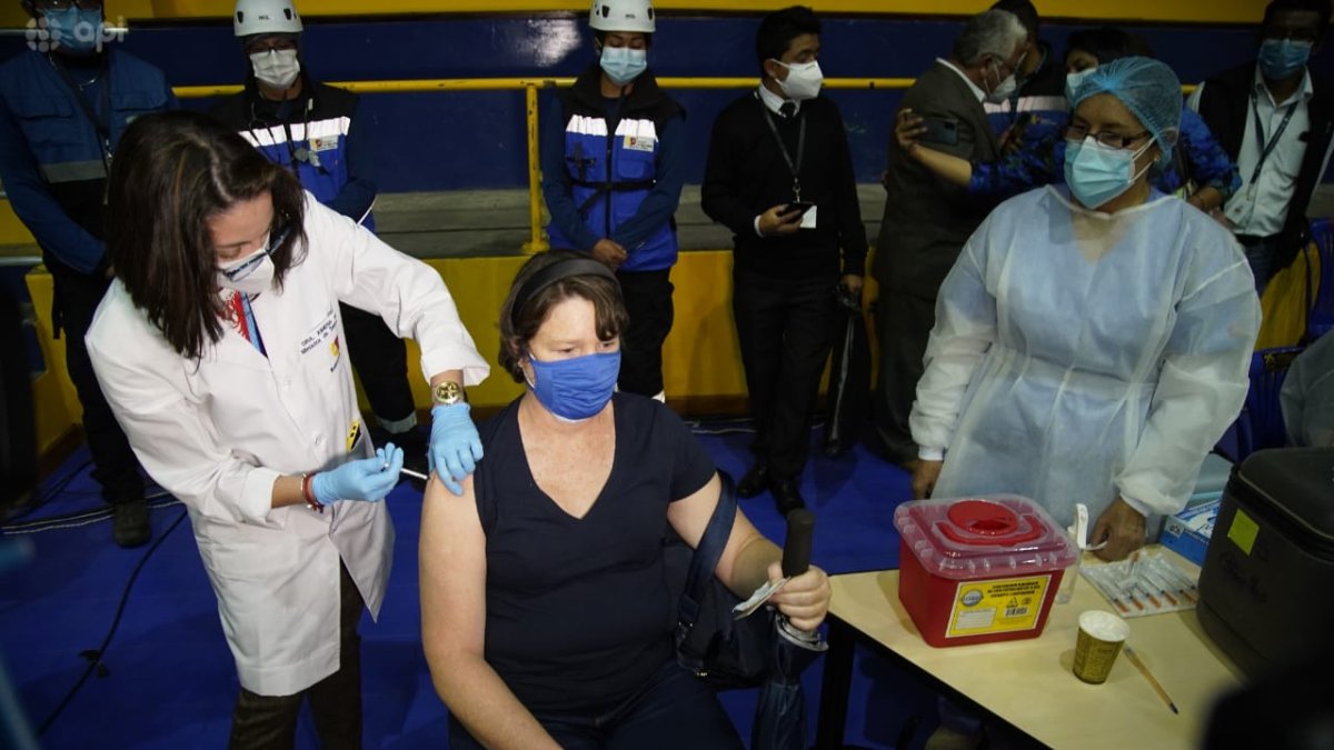 El proceso de vacunación en el coliseo de la Universidad Politécnica Salesiana, en Quito.