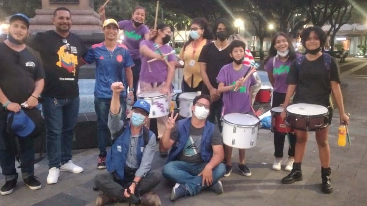 Ciudadanos colombianos se manifiestan en la plaza San Francisco, de Guayaquil, contra la violencia en su país.