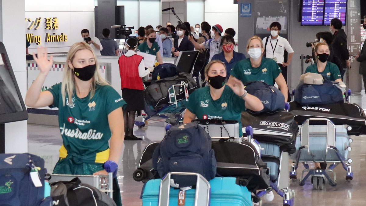 Las seleccionadas del equipo australiano de sóftbol arribando al aeropuerto tokiota de Narita.