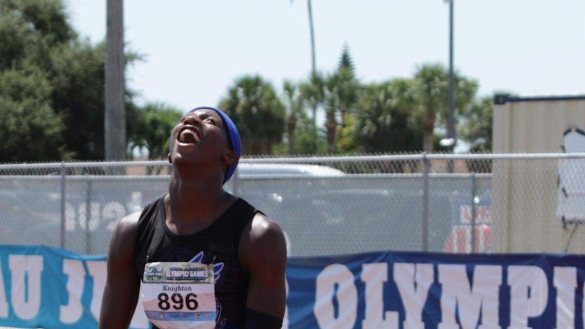 Erriyon Knighton celebra tras ‘volar’ en el torneo de Jacksonville, en Florida, EE. UU.
