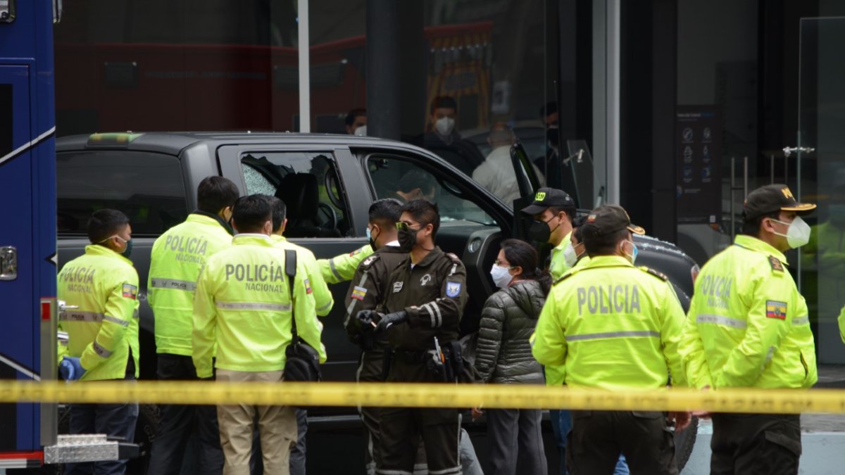 Dentro de esta camioneta negra, la Policía encontró el cuerpo sin vida de la víctima.