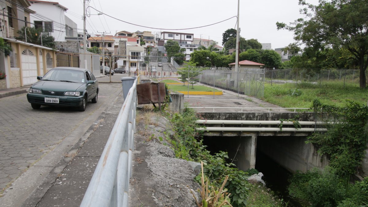 Esta es la zanja que genera problemas en el vecindario. Pasando la maya, en Las Cumbres, la obra sí se ejecutó años atrás.