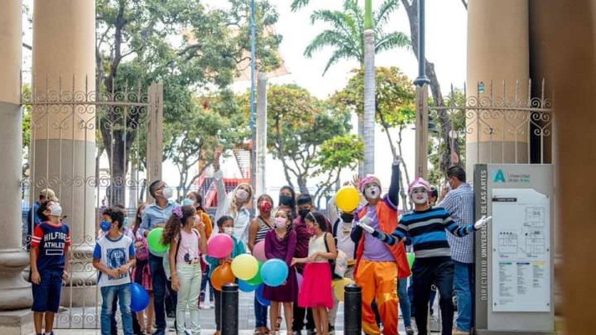 La prefecta del Guayas, Susana González y el rector de la UArtes, Willian Herrera, junto a 15 niños y niñas de la provincia, antes de la firma del convenio.
