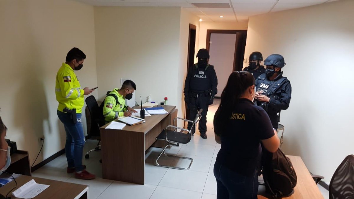 Según la Fiscalía General del Estado (FGE), los detenidos son investigados por el delito de peculado  en la compra de insumos y prótesis para hospitales del IESS.