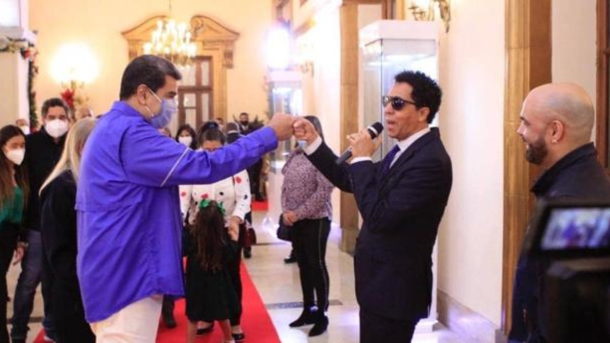 El cuestionado gobernante de Venezuela junto al merenguero dominicano Bonny Cepeda.