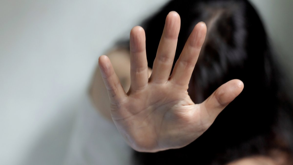 El progenitor amenazó a su víctima con hacer lo mismo a su hermana menor si contaba lo sucedido, aclara el escrito.