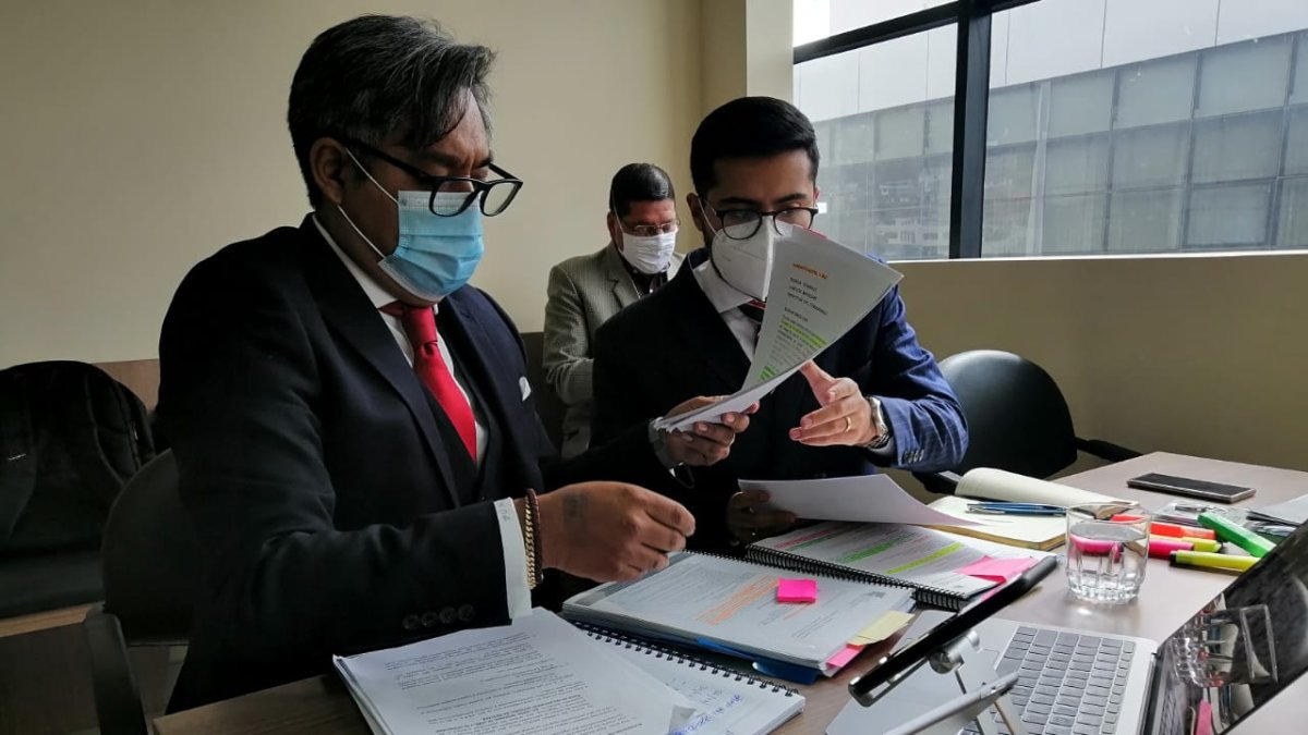 Audiencia. El abogado Paúl Ocaña expuso las razones por las que su defendido Carlos Pareja Yannuzzelli debe regresar a la cárcel 4 de Quito.