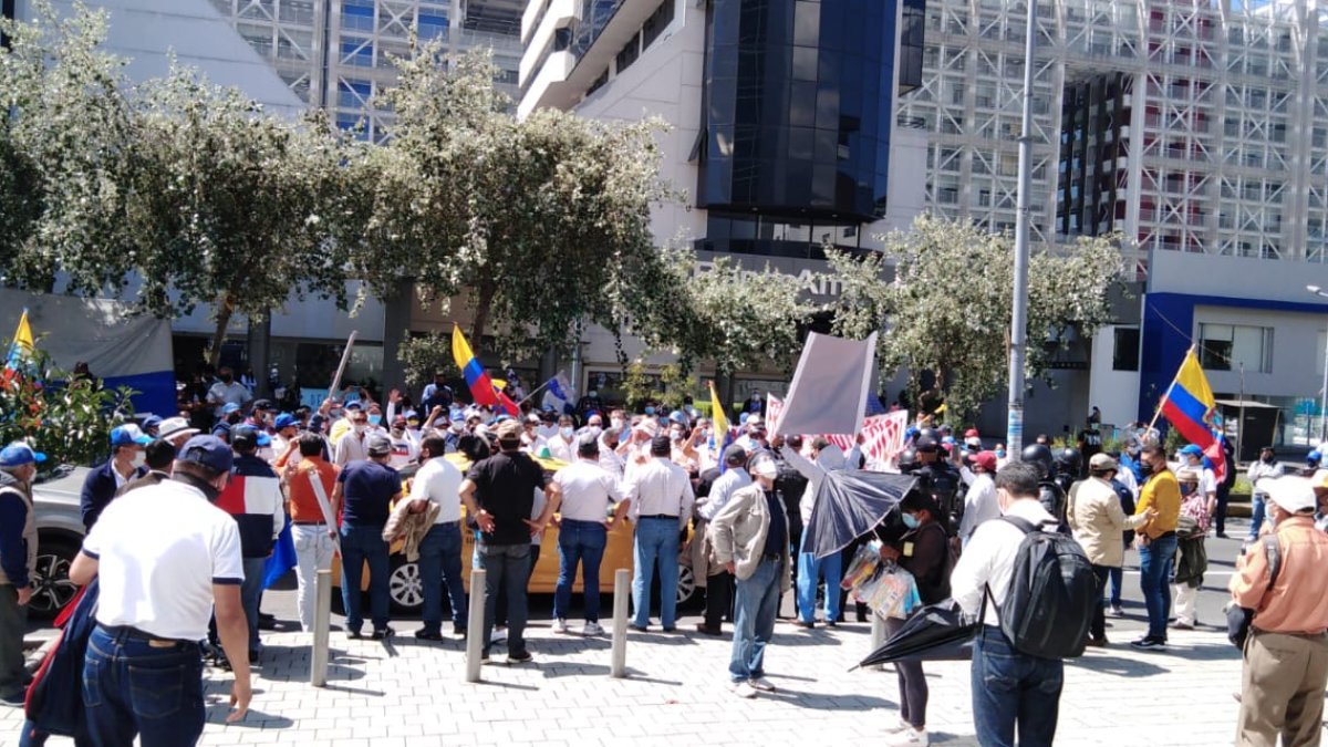 Protesta. Los pensionistas del Isspol cerraron por varios minutos la avenida Amazonas para rechazar la postergación de la audiencia.