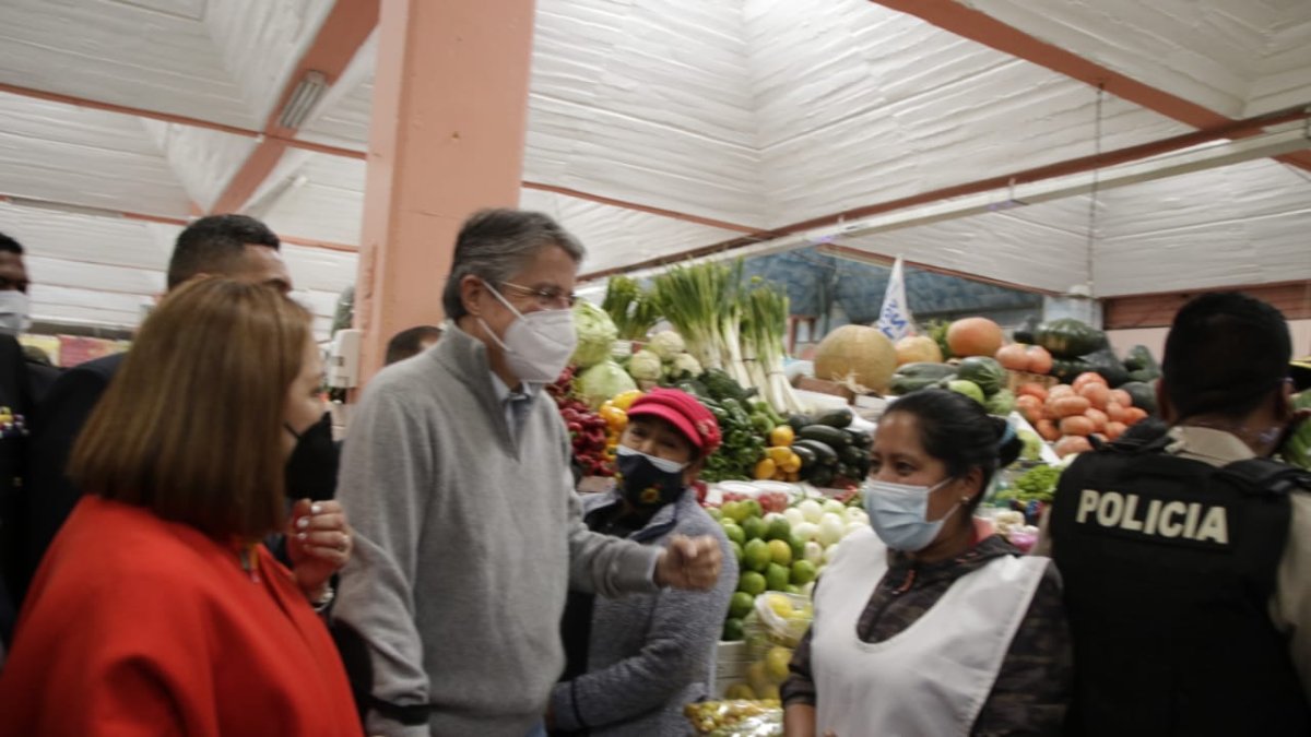 El presidente Guillermo Lasso visitó el mercado de Iñaquito, en el norte de Quito, y escuchó a los comerciantes.