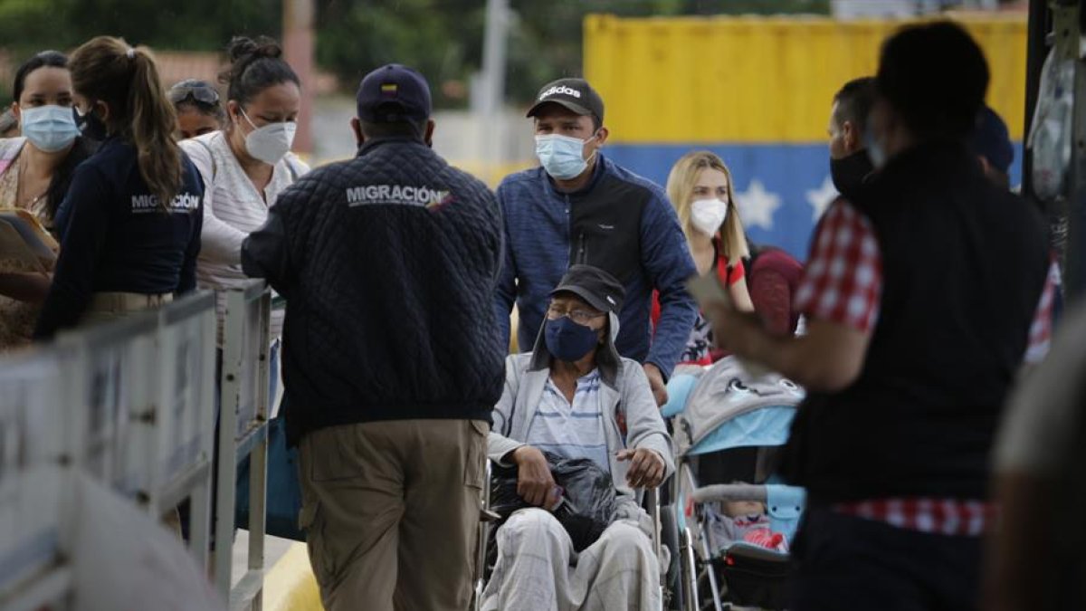 Personas cruzan el puente internacional Simón Bolívar desde Venezuela hacia suelo colombiano.
