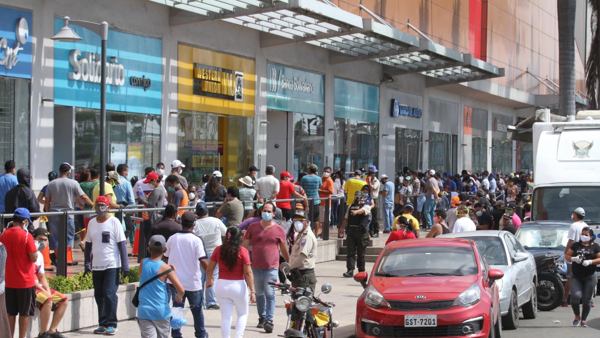 Dentro y fuera de varios centros comerciales de la ciudad se concentraron grupos familiares, el martes pasado.
