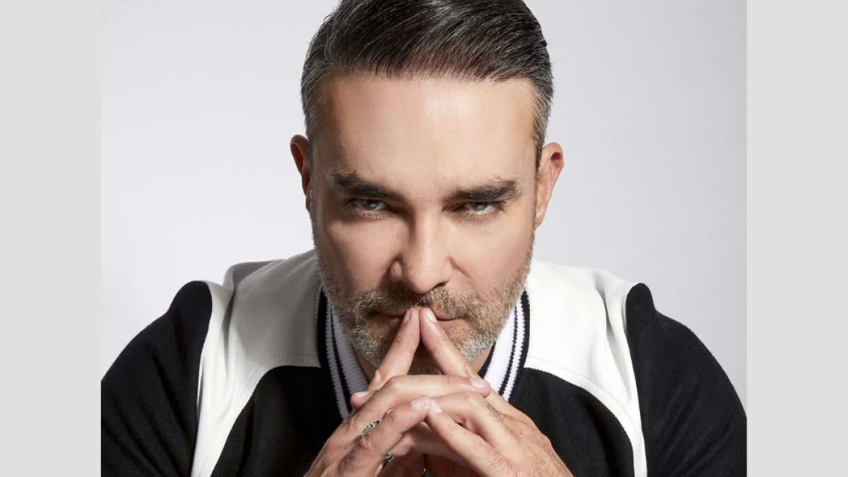 Mauricio Islas tiene 47 años.