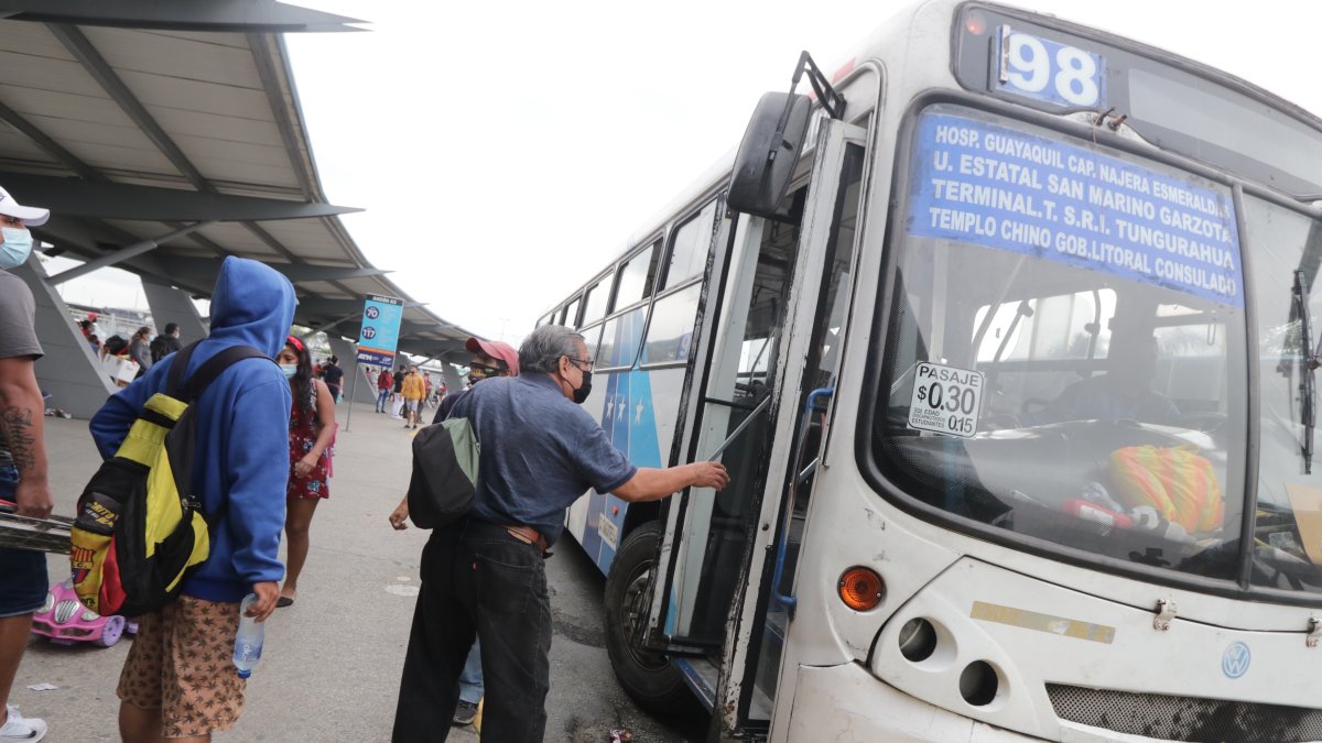 Hecho. Desde la tarde del miércoles 2 de junio rodaban al menos 100 buses.