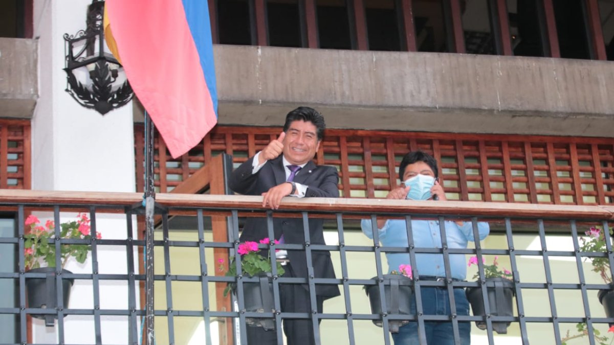 Jorge Yunda saluda a sus simpatizantes desde el balcón del Municipio de Quito.