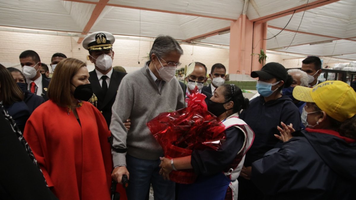 Visita. Antes del anuncio, Lasso se encontró con los comerciantes del mercado de Iñaquito en el norte de Quito.