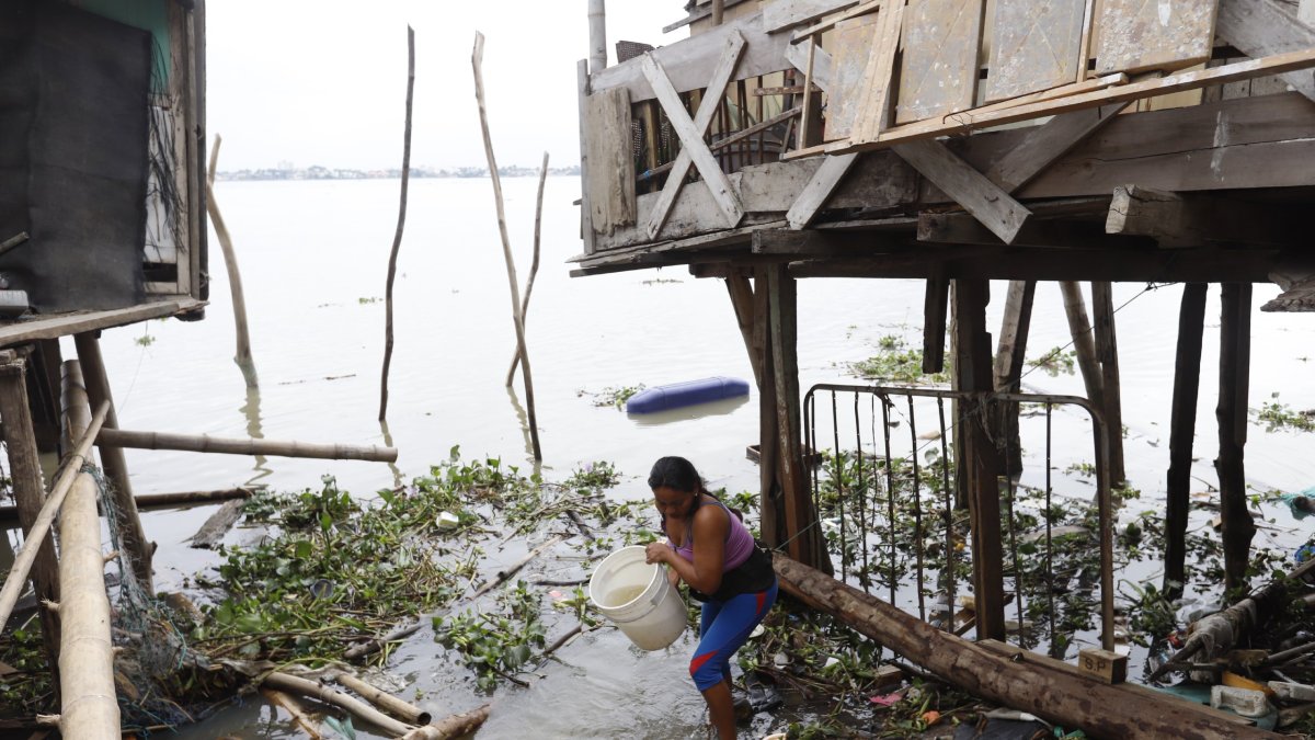 Con agua del río llenan los recipientes los moradores de la ciudadela Maldonado, al norte de Durán, porque la distribución no abastece en ocasiones.