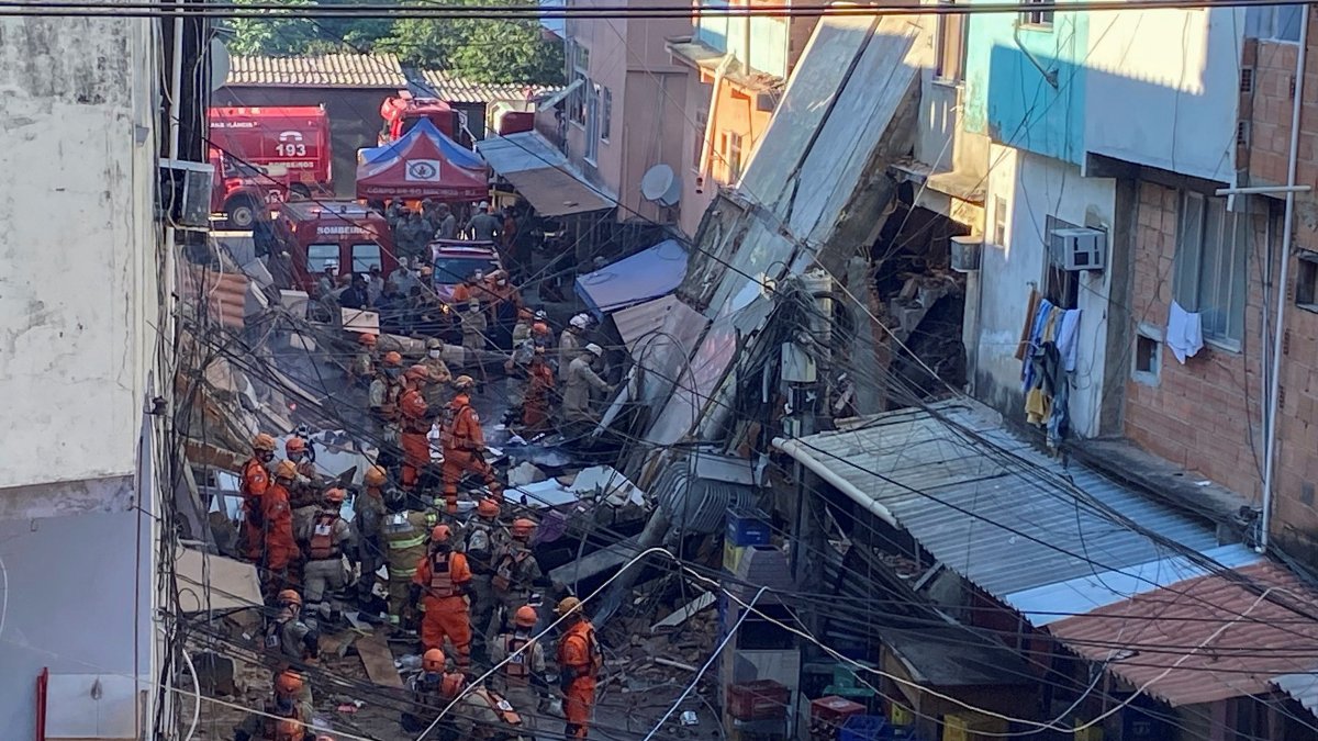 Vista de los escombros de un edificio residencial de cuatro pisos que se derrumbó este jueves en la ciudad brasileña de Río de Janeiro, accidente que dejó un muerto.