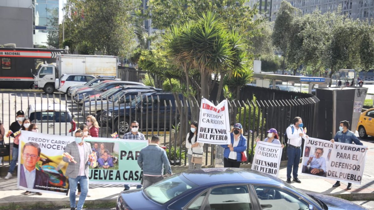 Acción. Familiares y amigos de una agrupación religiosa fueron este jueves a respaldar al defensor Freddy Carrión en la Corte.