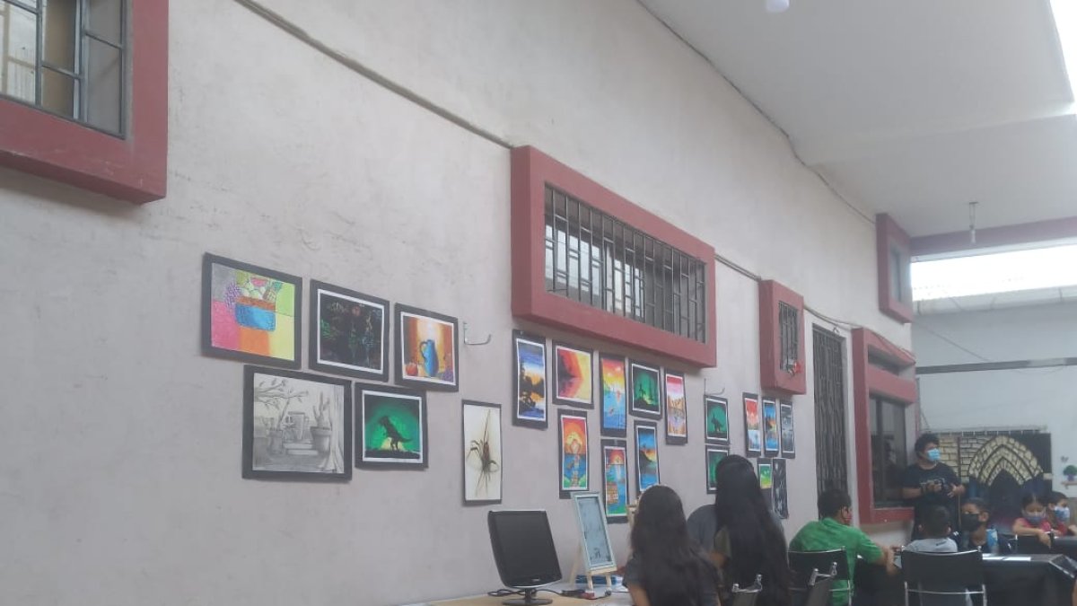 La unión de un grupo de voluntarios y artistas permitió levantar el infocentro comunitario.