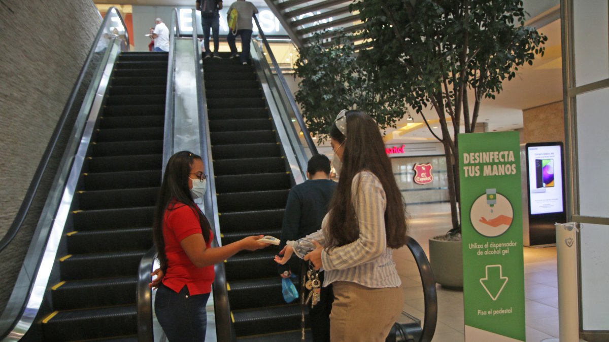 Medida. Uso de mascarilla y toma de temperatura para entrar a CityMall.
