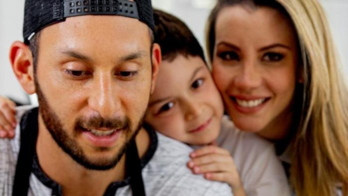 Carlos Xavier junto a su hijo Sebastián y su esposa Yuli, presentan su producto.
