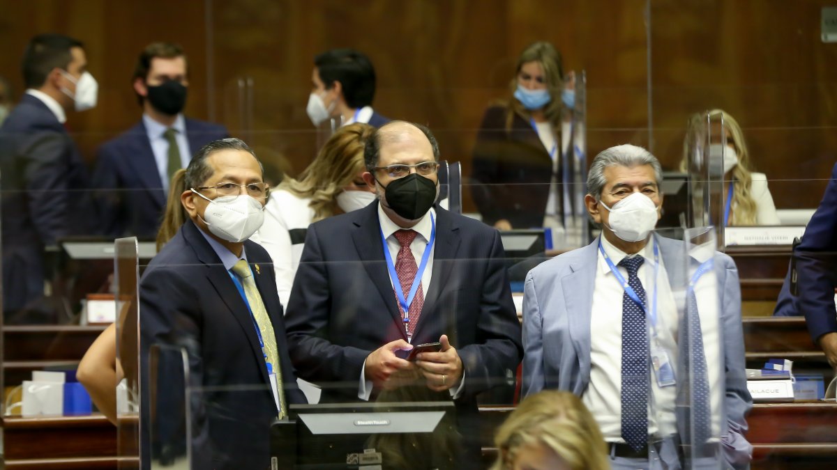 Luis Almeida, Henry Kronfle y Carlos Falquez, entre otros, integran el bloque del PSC y aliados en la Asamblea Nacional.