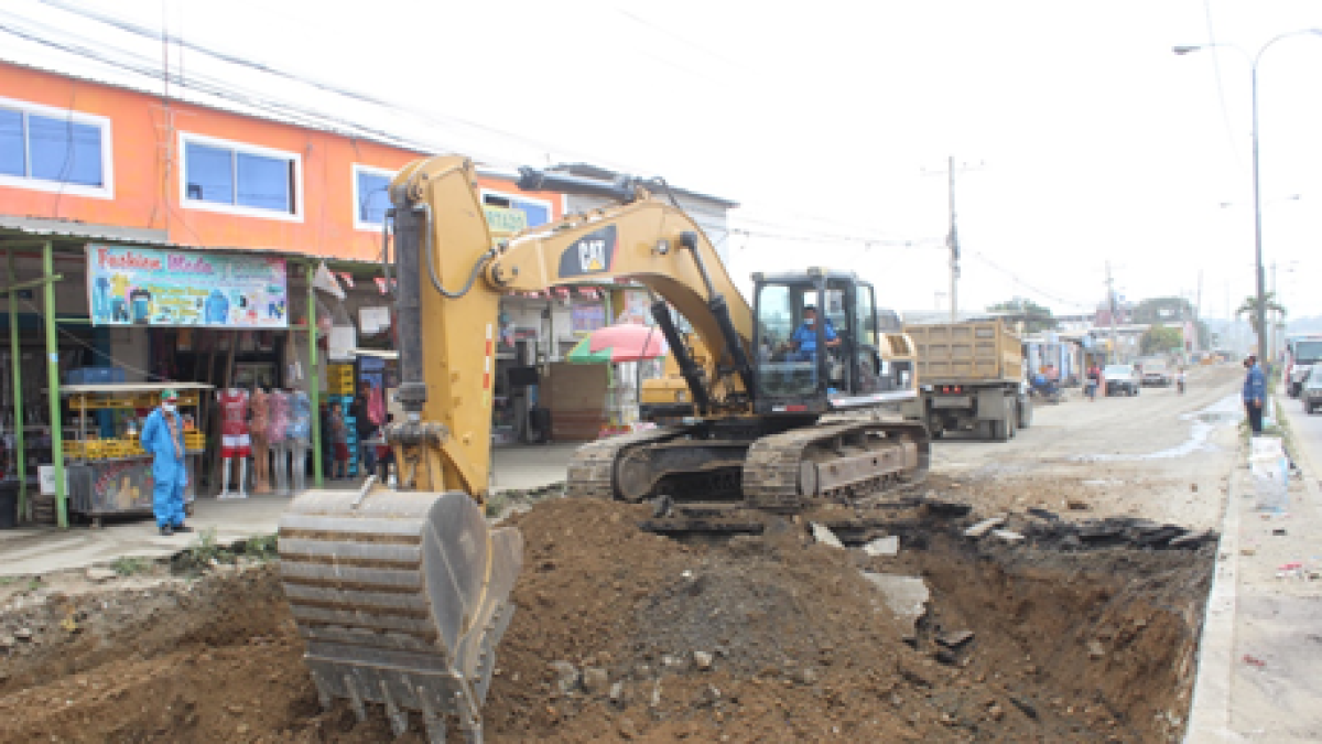 Las obras de alcantarillado obligan a hacer desvíos de tránsito en el sector.