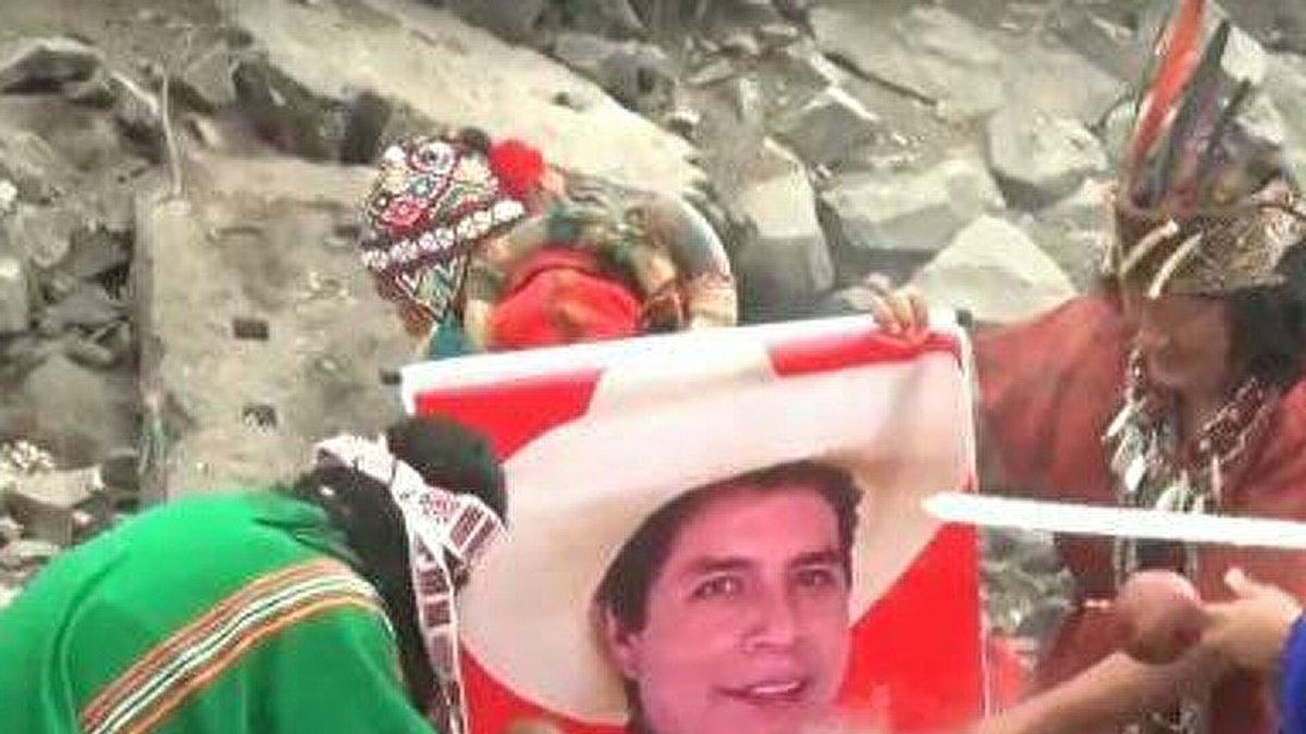 Partidarios con una pancarta del candidato que este domingo podría ser presidente del Perú.