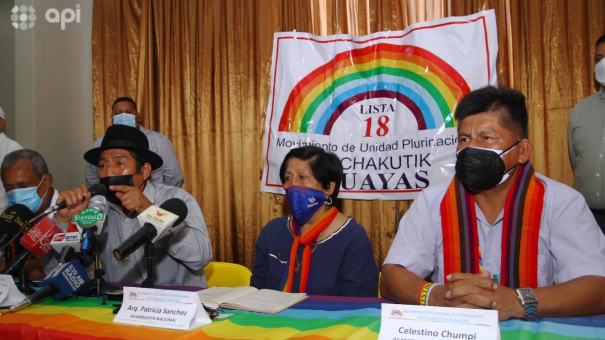 Los legisladores Salvador Quishpe, Patricia Sánchez y Celestino Chumpi, durante una rueda de prensa en Guayaquil.