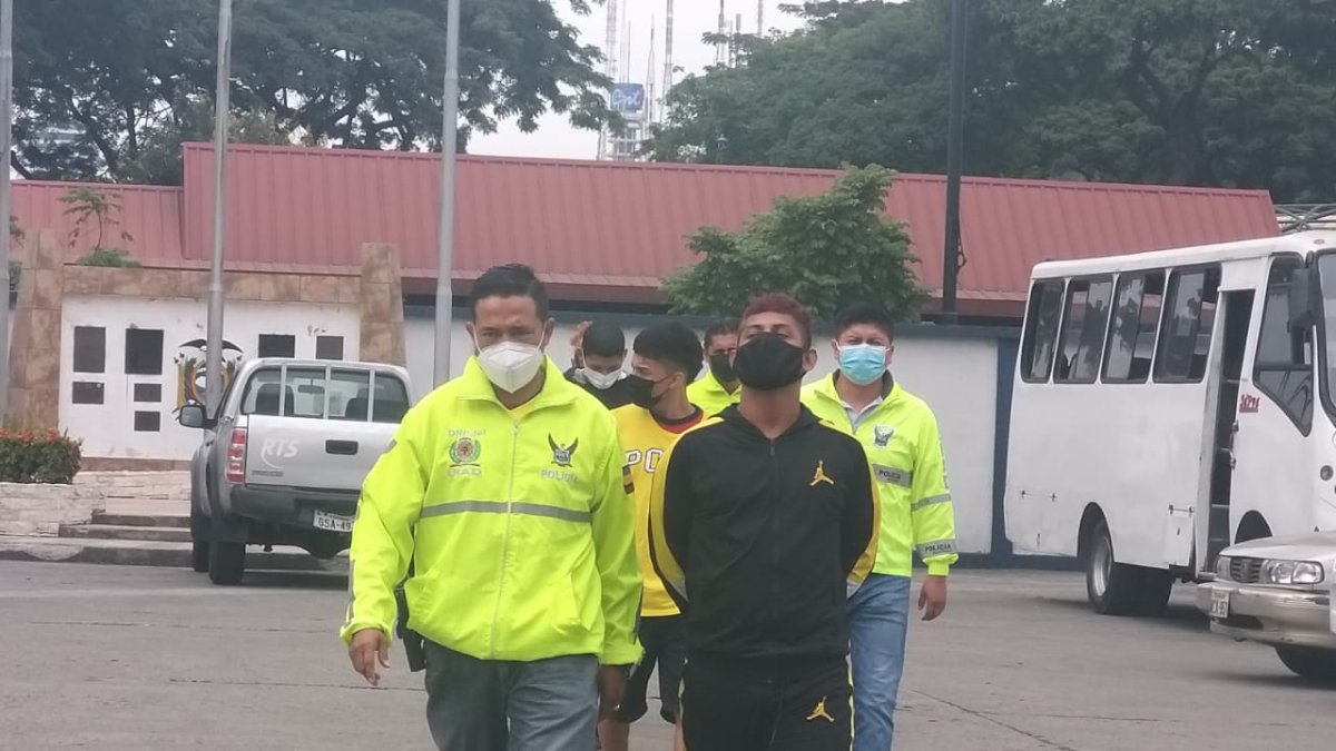 Custodiados por agentes de la Policía, los sospechosos llegaron al Cuartel Modelo.