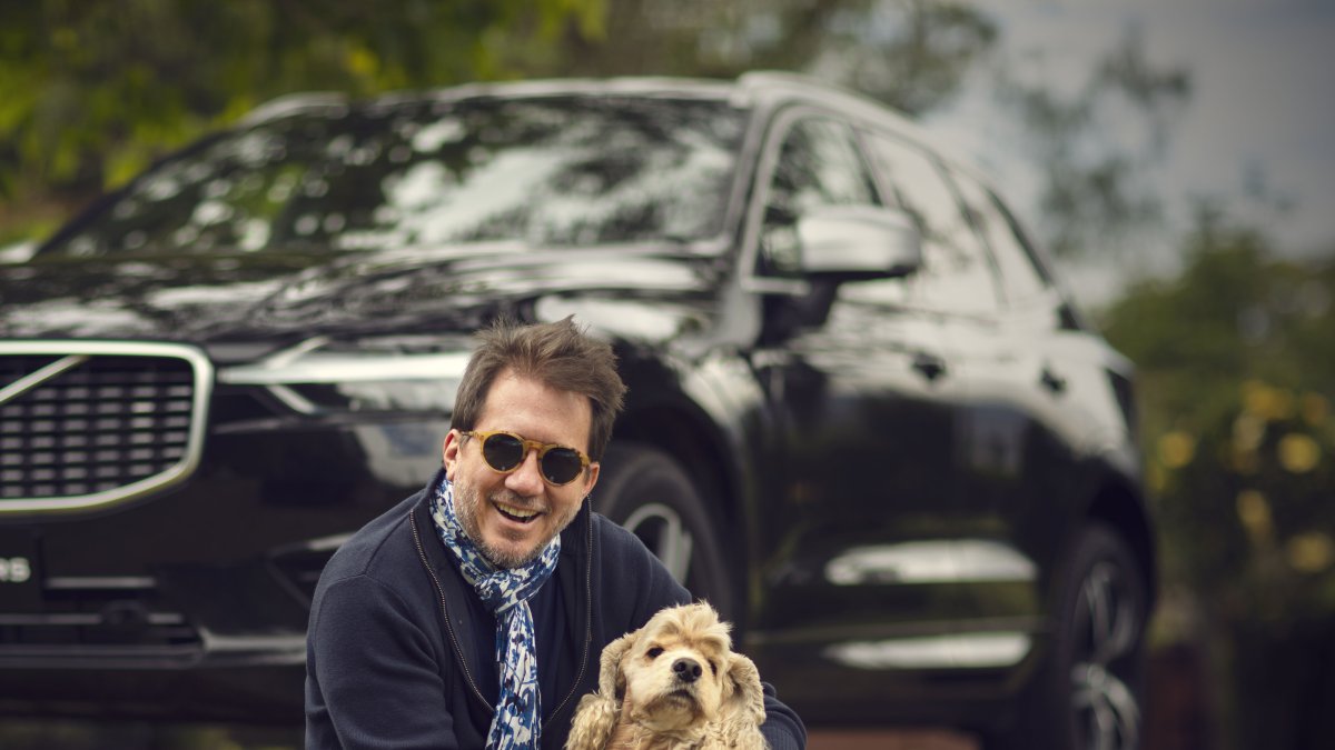 Jorge Luis es un hombre que disfruta de la naturaleza, su hogar, las mascotas y por supuesto, los automóviles.