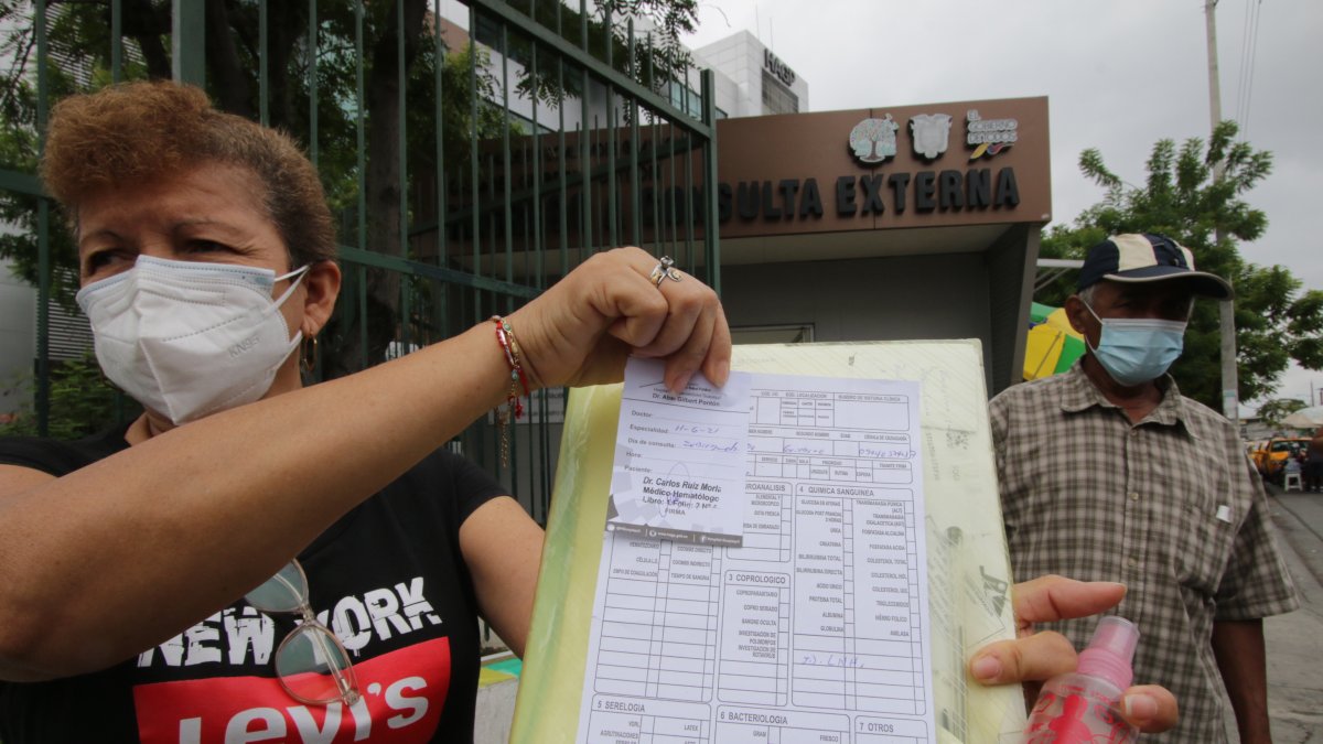La esposa de un paciente muestra la orden de examen que no se puede realizar en el hospital Guayaquil, Abel Gilbert Pontón, porque faltan reactivos.