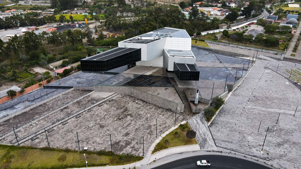 Vista aérea hoy de la antigua sede de la Unasur, en Quito (Ecuador).