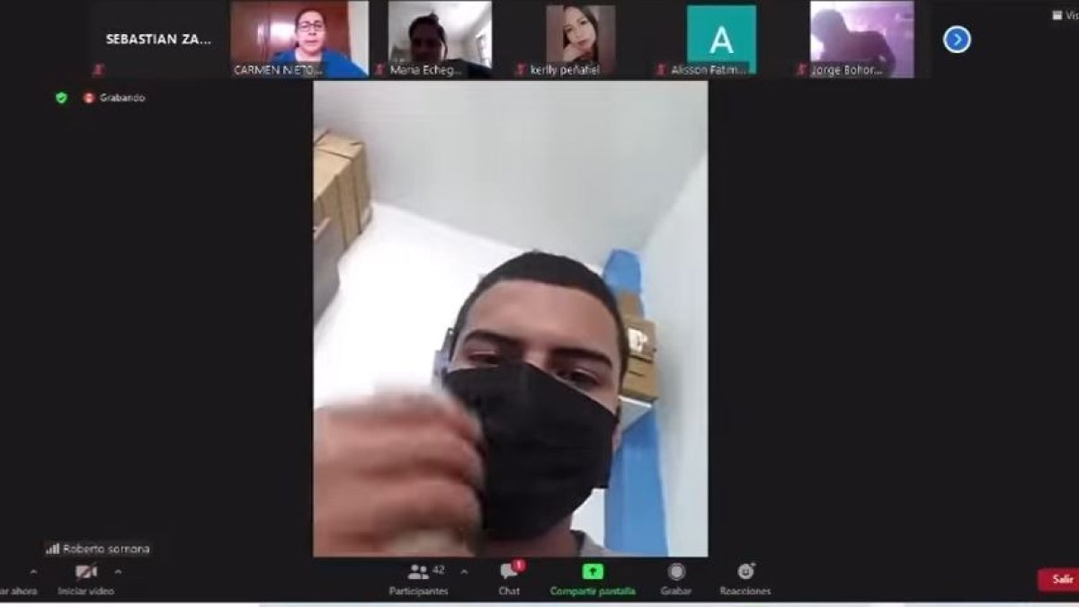 Hecho. El falso estudiante empezó junto con otro a proferir insultos.