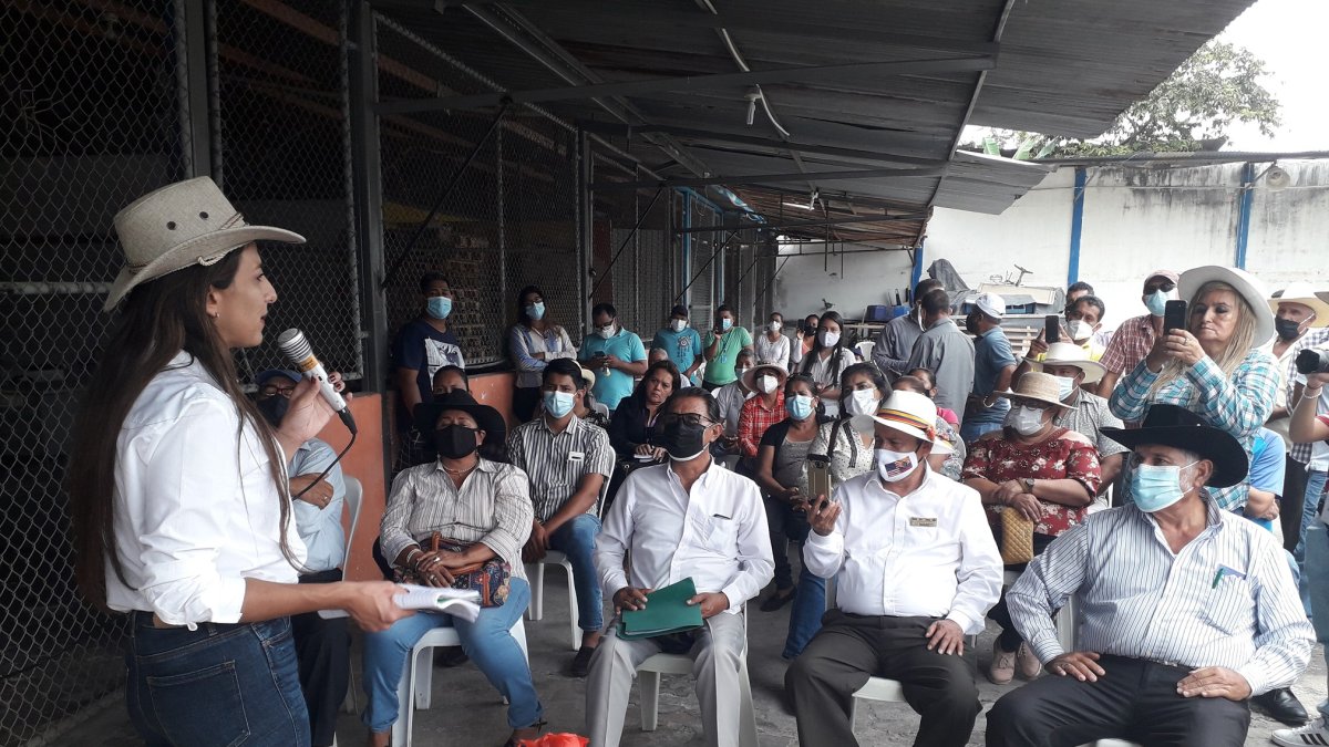 La Ministra de Agricultura explica a los arroceros los ejes que tendrá su gestión.