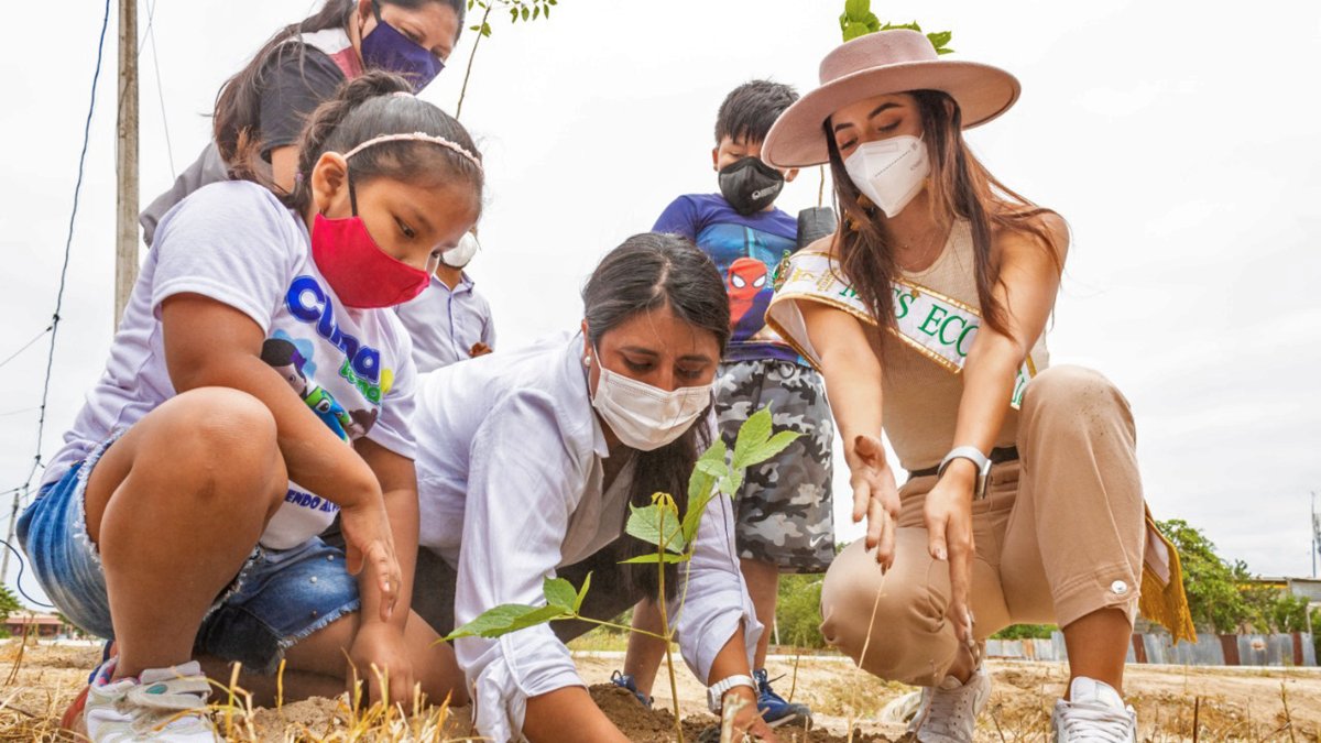 La Miss Eco Ecuador, Susan Toledo, estuvo presente en la siembra junto a varios niños.