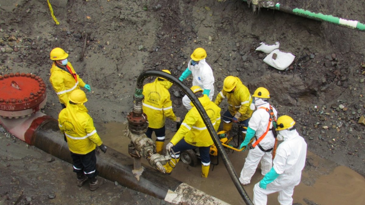 En el simulacro de drenaje participaron técnicos, obreros y paramédicos junto a delegados de otras instituciones del Estado y del Comité de Operaciones de Emergencia.
