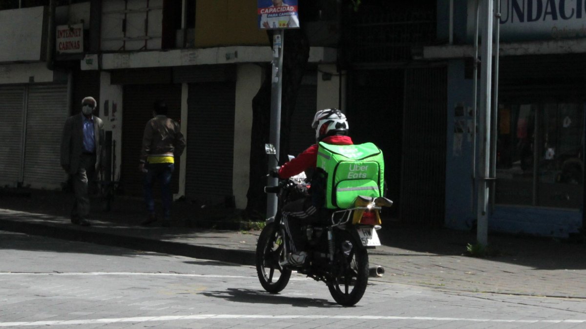 La firma Uber opera en las ciudades de Quito, Guayaquil, Cuenca y Ambato. Ingresará a Manta. 



04 DE JUNIO DEL 2021

. Angelo Chamba. (ag-extra ag-expreso ag-quito)