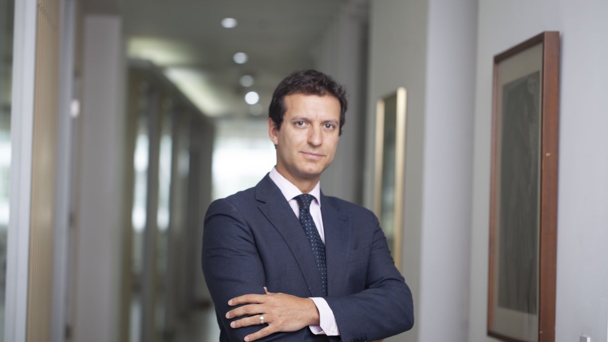 Planteamiento. Pablo Solines, es abogado, realizó estudios en España, en las universidades Autónoma y la Carlos III de Madrid.