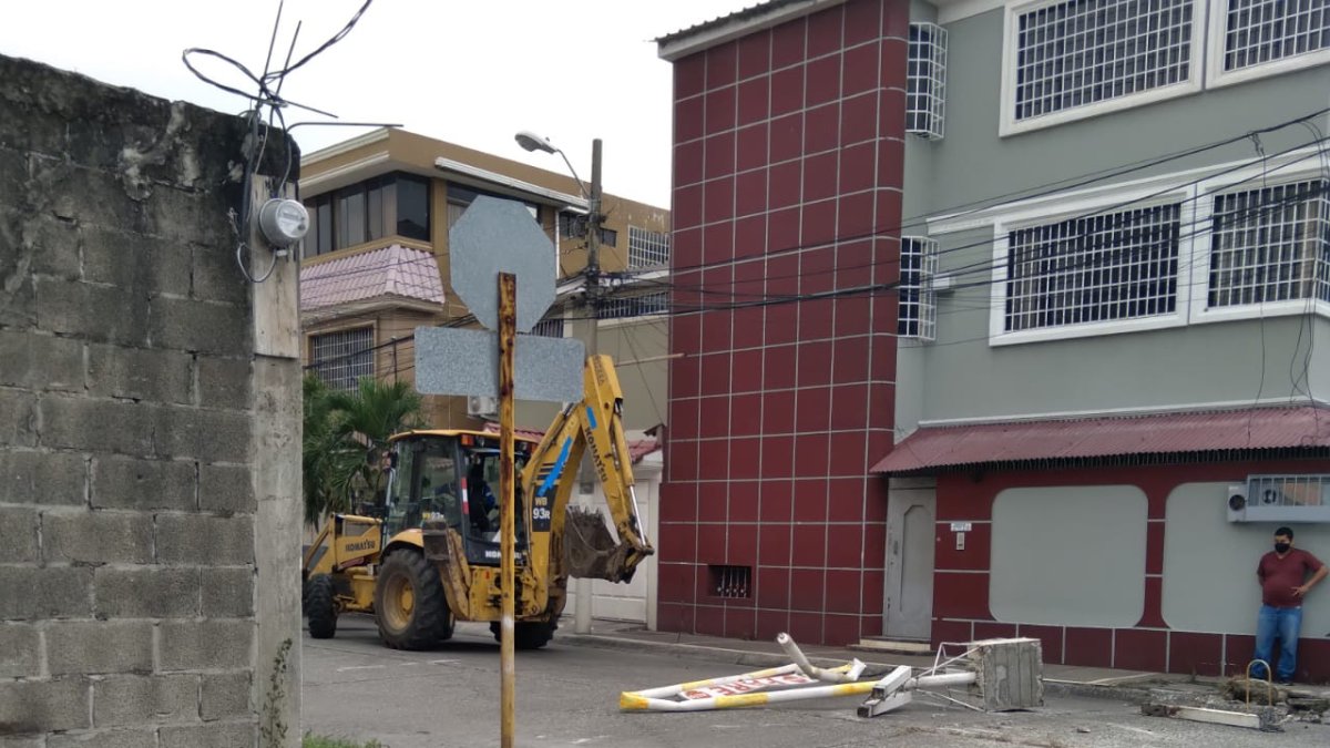Pluma ubicada por los vecinos de Urdenor fue retirada por maquinaria.