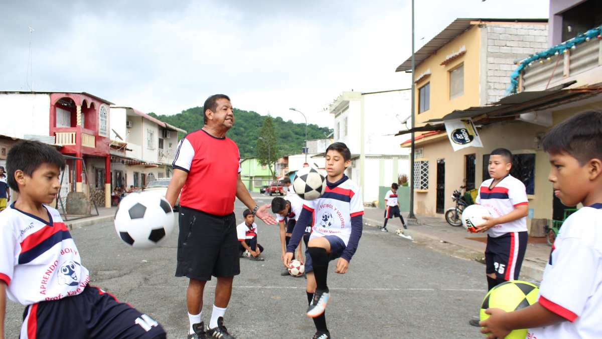 Varela imparte sus conocimientos en el asfalto de la calle, específicamente en la 34 y Febres-Cordero, suroeste de Guayaquil.