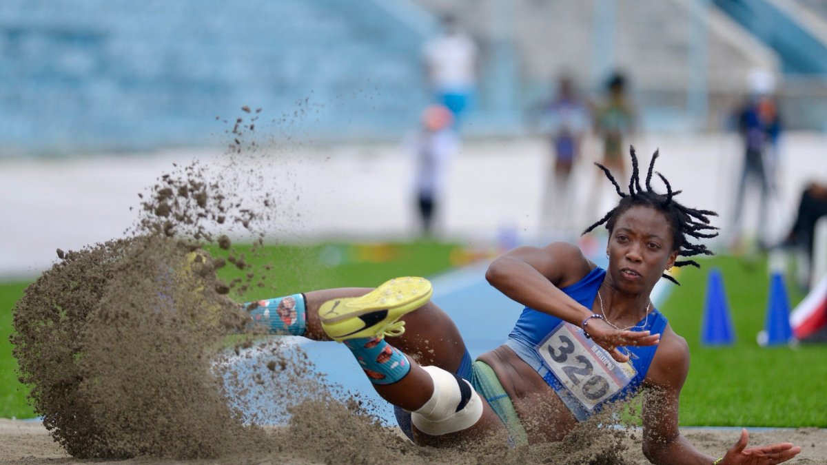 Zaldívar fue plata en el reciente Sudamericano de Atletismo de Mayores. Saltó con medias, en las que llevaba fotos de sus seres queridos de Cuba.