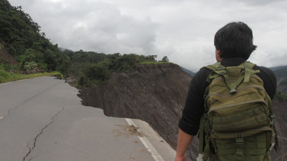 Los socavones que se han formado en la E45 debido a la erosión regresiva del río Coca han complicado la conectividad entre la Sierra y Amazonía desde 2020.